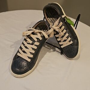 Taos Footwear Dark Blue Sneakers with Cream Laces